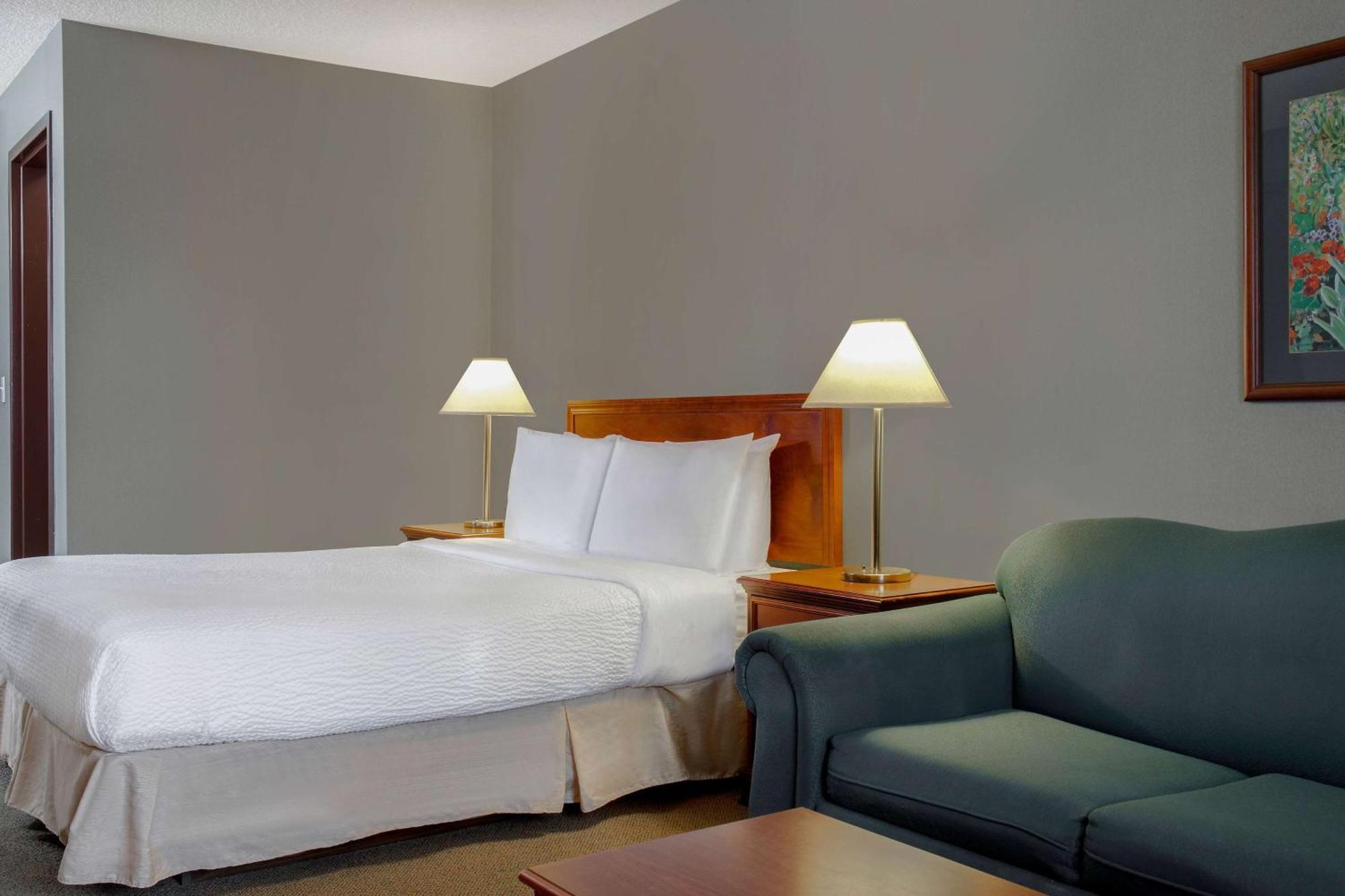 Days Inn By Wyndham Whitecourt Εξωτερικό φωτογραφία