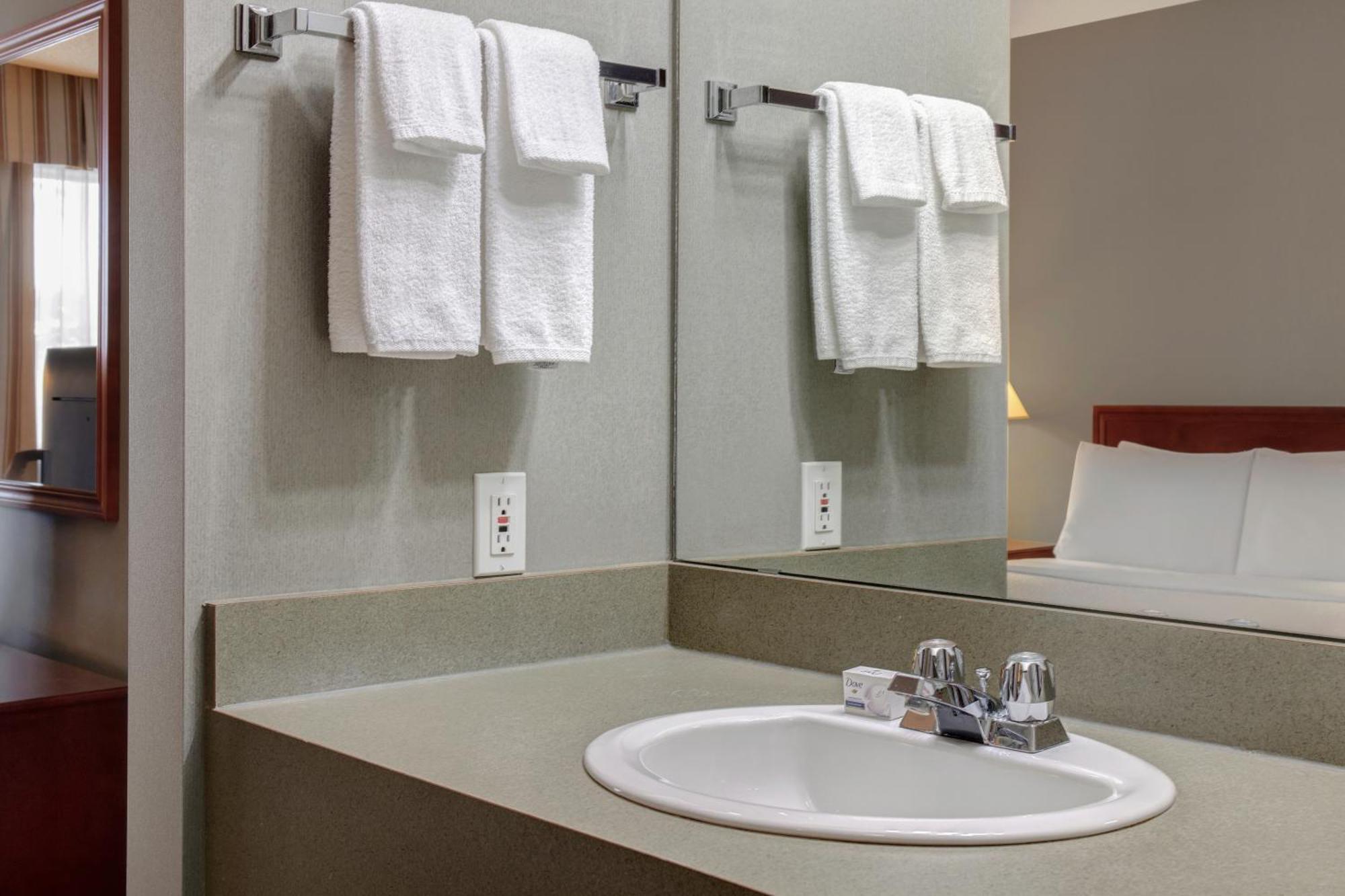 Days Inn By Wyndham Whitecourt Εξωτερικό φωτογραφία
