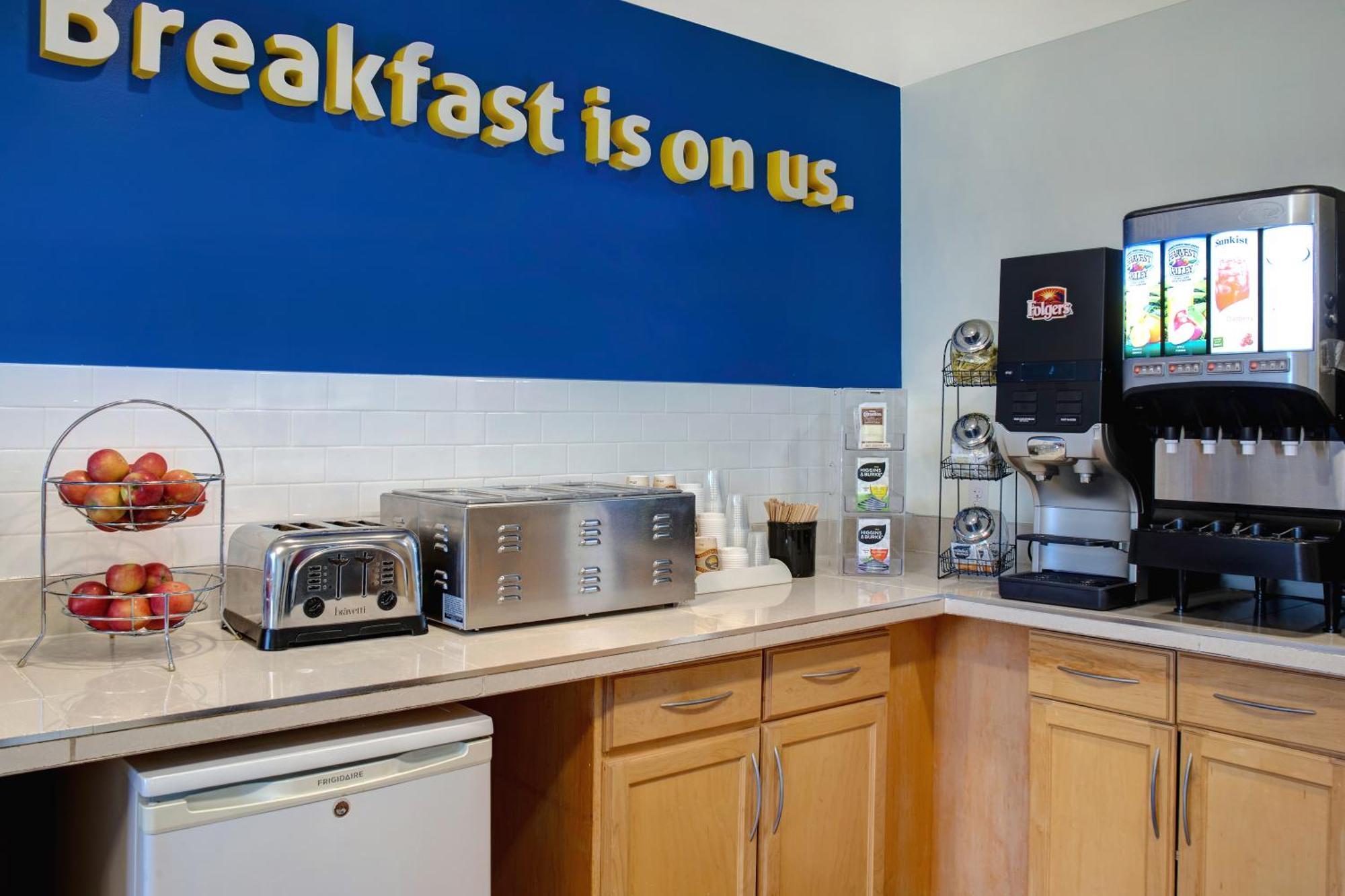 Days Inn By Wyndham Whitecourt Εξωτερικό φωτογραφία