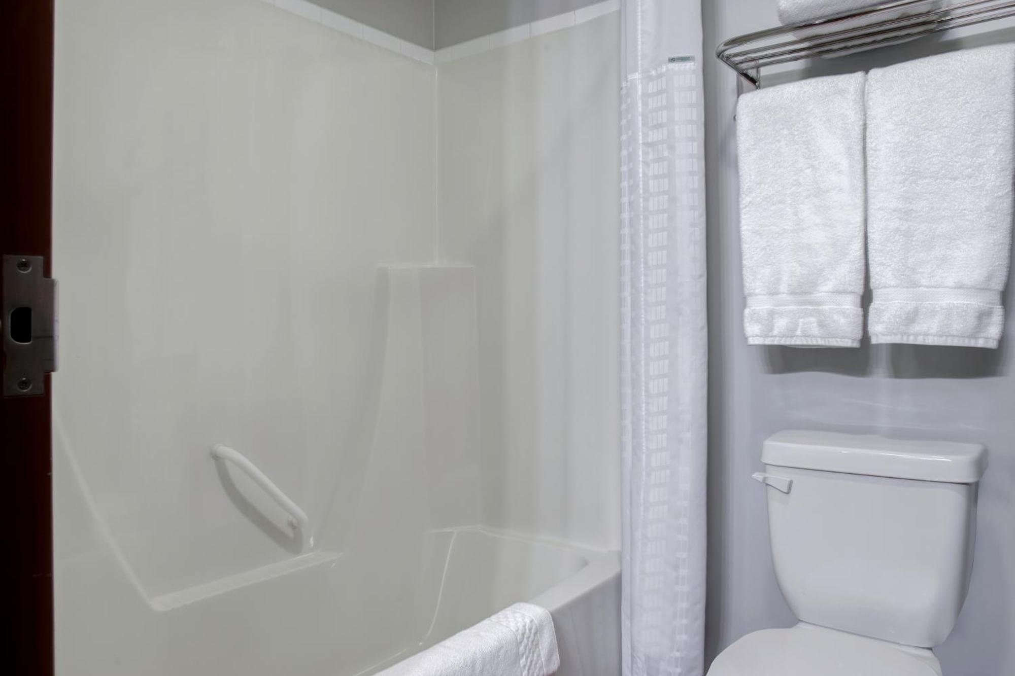 Days Inn By Wyndham Whitecourt Εξωτερικό φωτογραφία