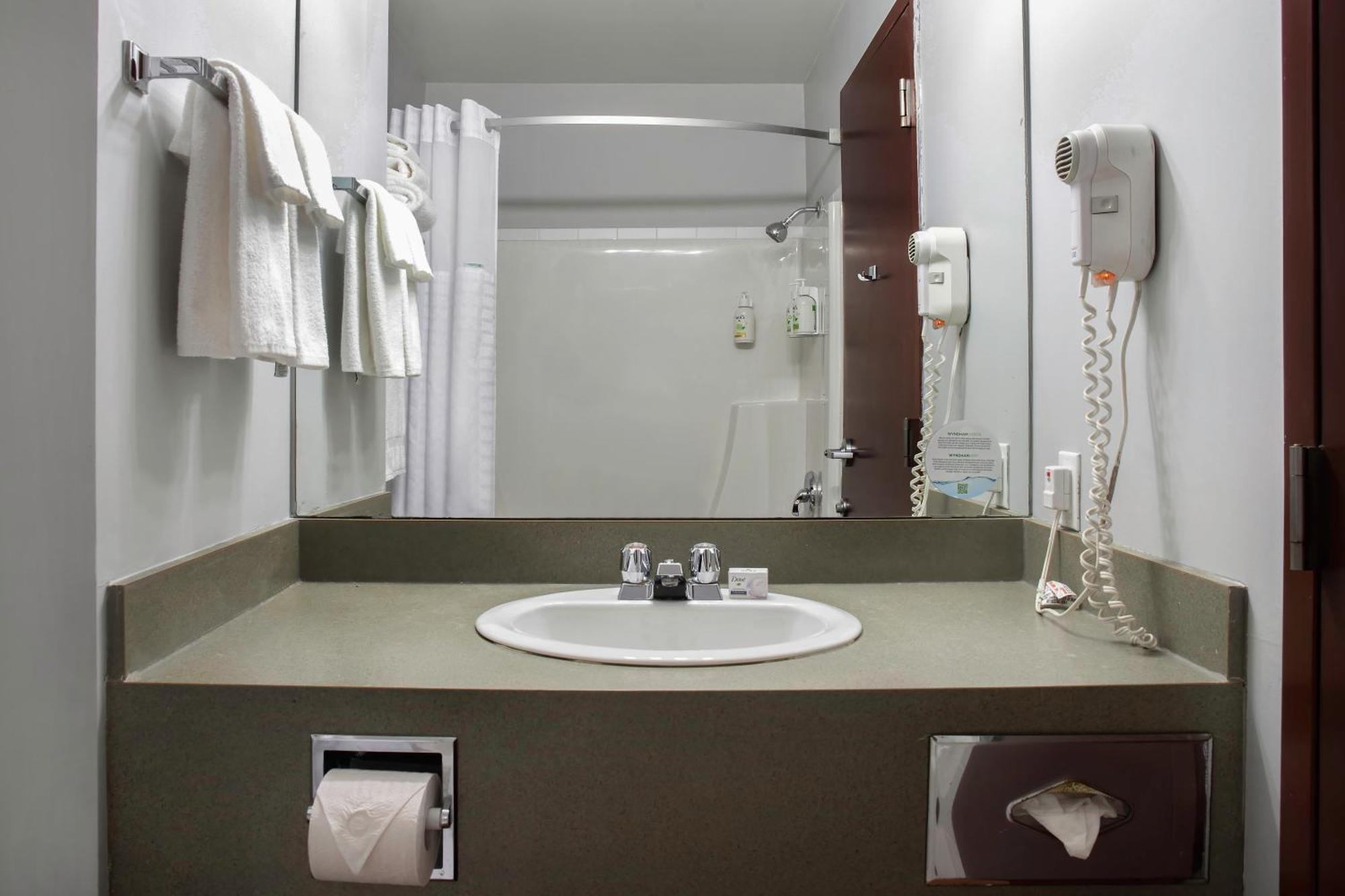 Days Inn By Wyndham Whitecourt Εξωτερικό φωτογραφία