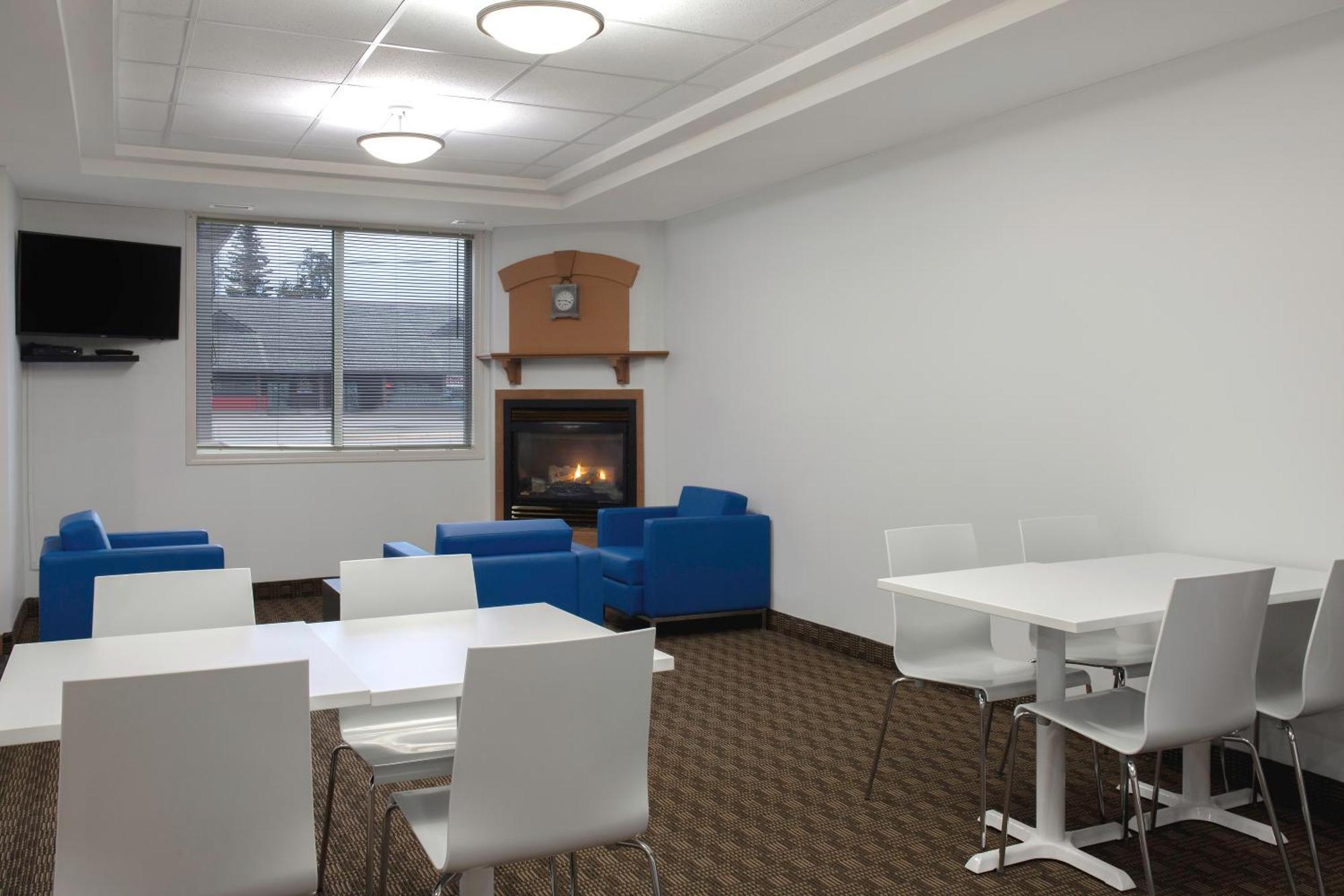 Days Inn By Wyndham Whitecourt Εξωτερικό φωτογραφία
